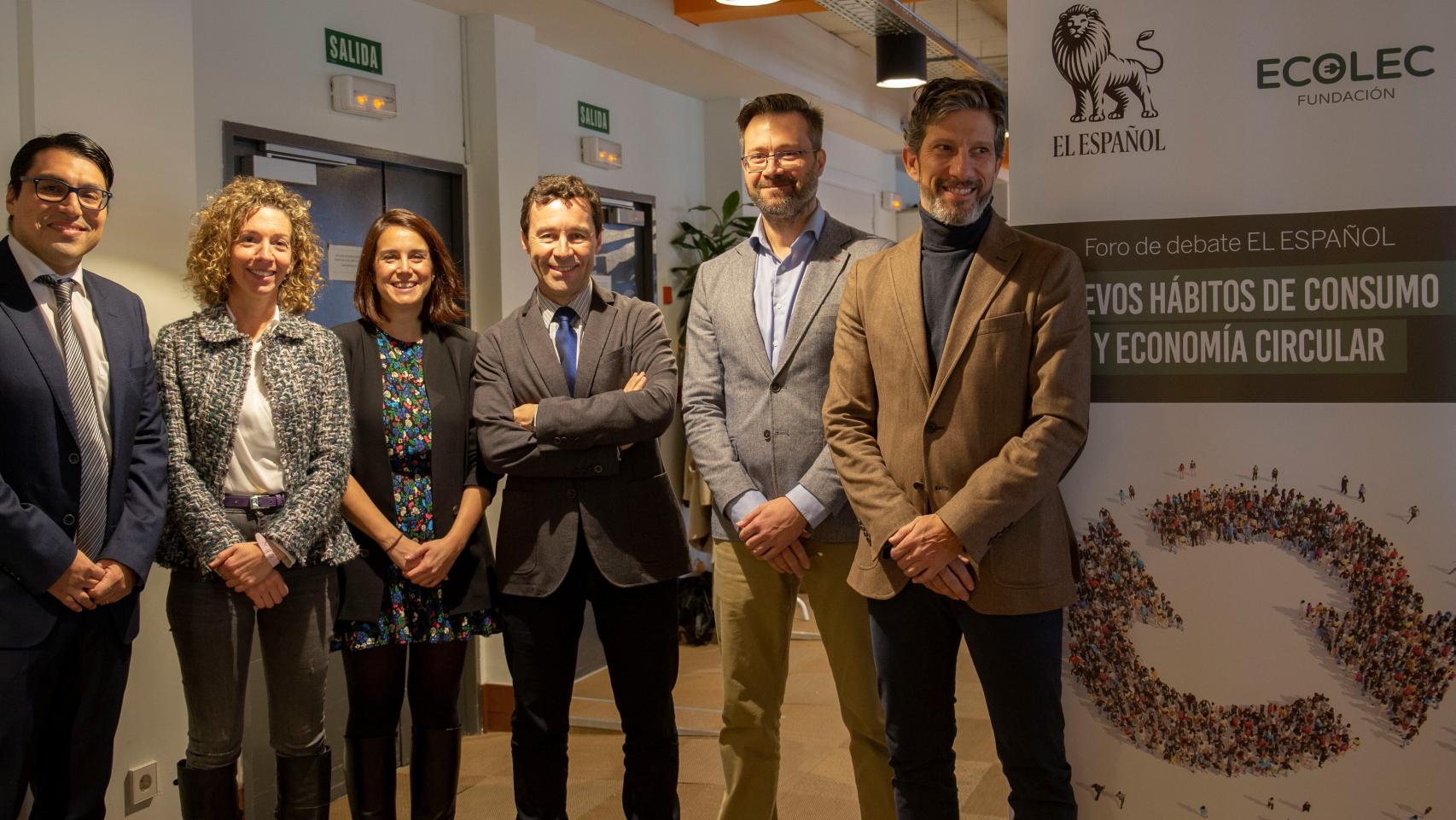 Foto de familia, de izquierda a derecha: Fernando Cano, jefe de Empresas y Medios de EL ESPAÑOL; Elena Fernández Rodríguez, subdirectora de responsabilidad social corporativa de Correos; María de Ramón, líder de Reciclaje y Economía Circular de Leroy Merlin; Carlos Moreno-Figueroa, secretario general de la Federación Española de Comerciantes de Electrodomésticos (FECE); Rafael Serrano Pastor, director de relaciones institucionales, marketing y comunicación de ECOLEC y Arturo García, Sustainability Manager de Ikea Ibérica.