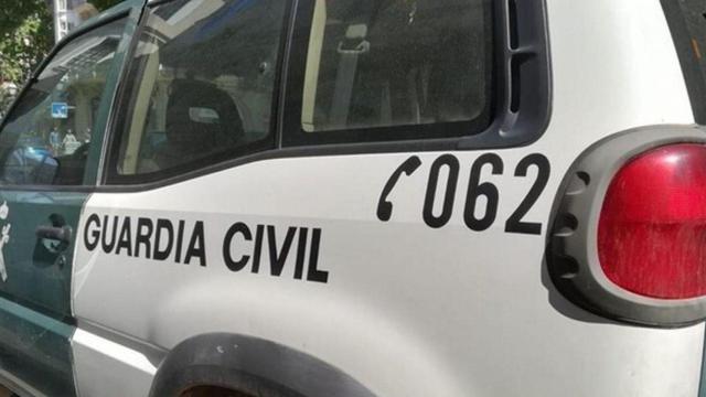 La Guardia Civil rescata a un joven de un incendio en su vivienda de Arteixo