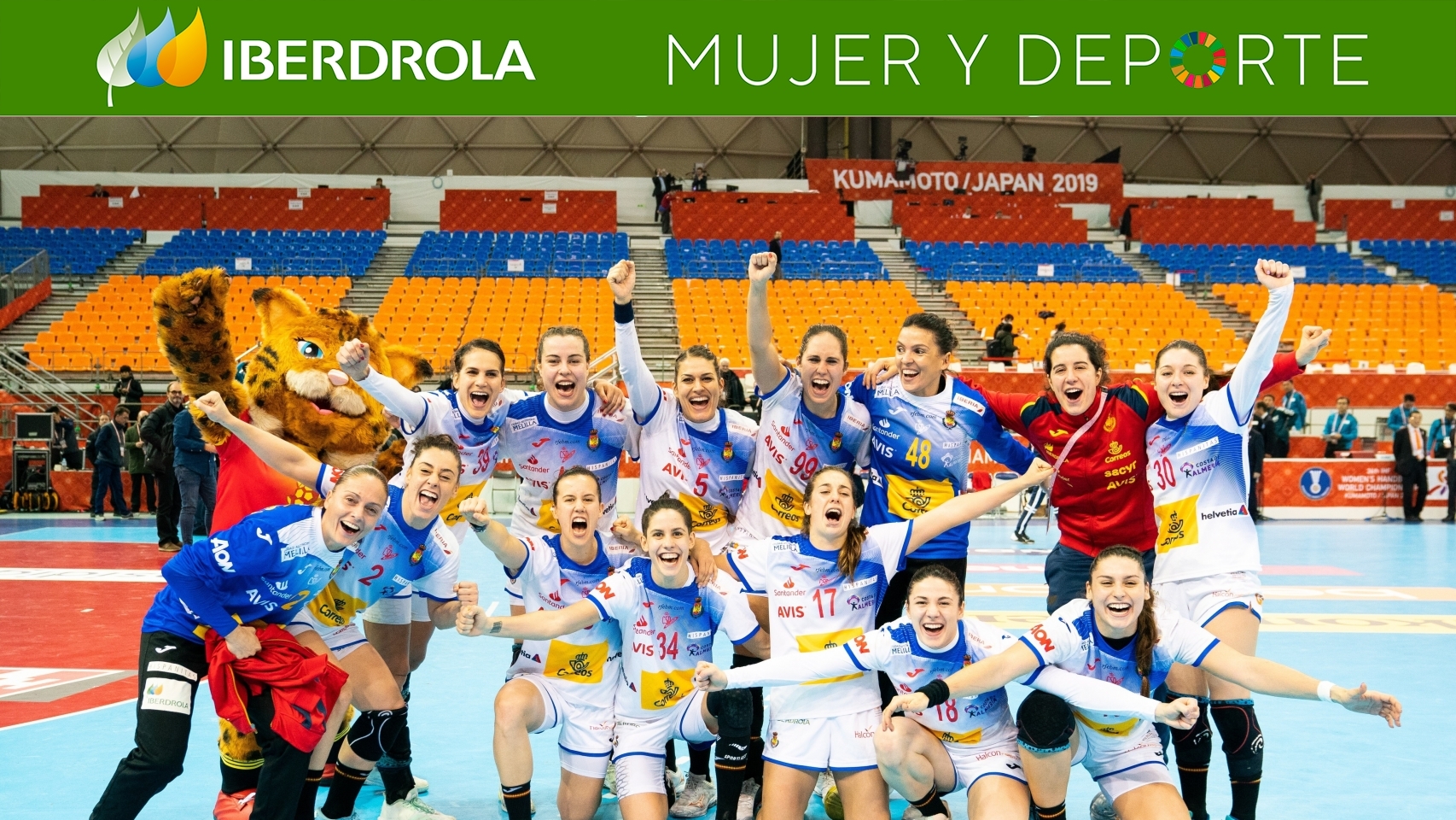 Las jugadoras de balonmano celebran el pase a la final