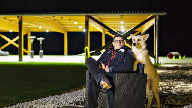 Octavio Villazala posa junto a un perro