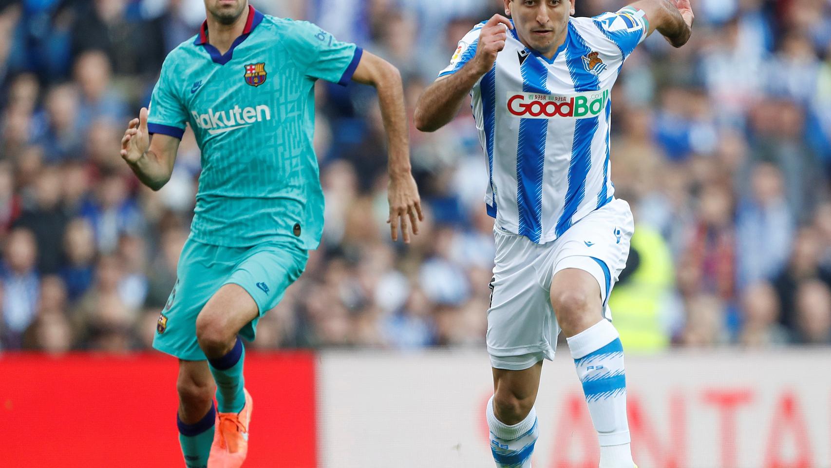 Busquets y Oyarzabal en un momento del partido