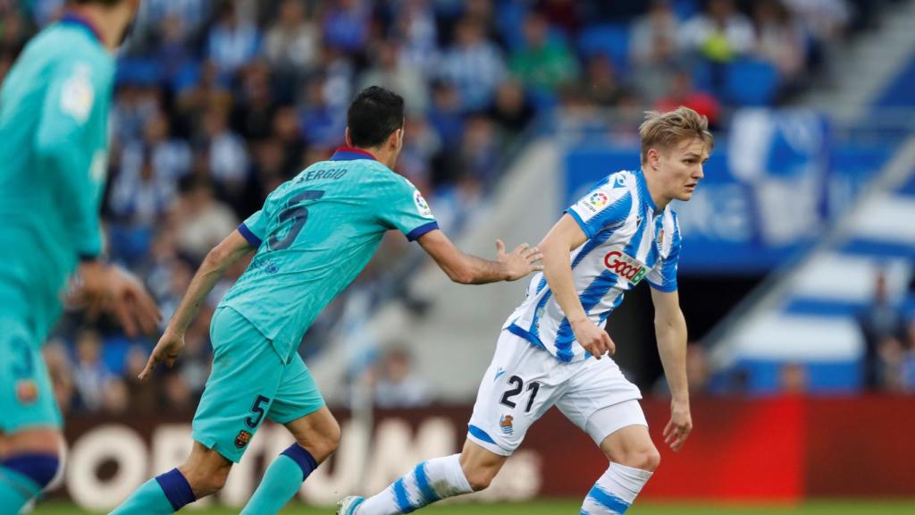 Busquets y Odegaard, durante un momento del partido