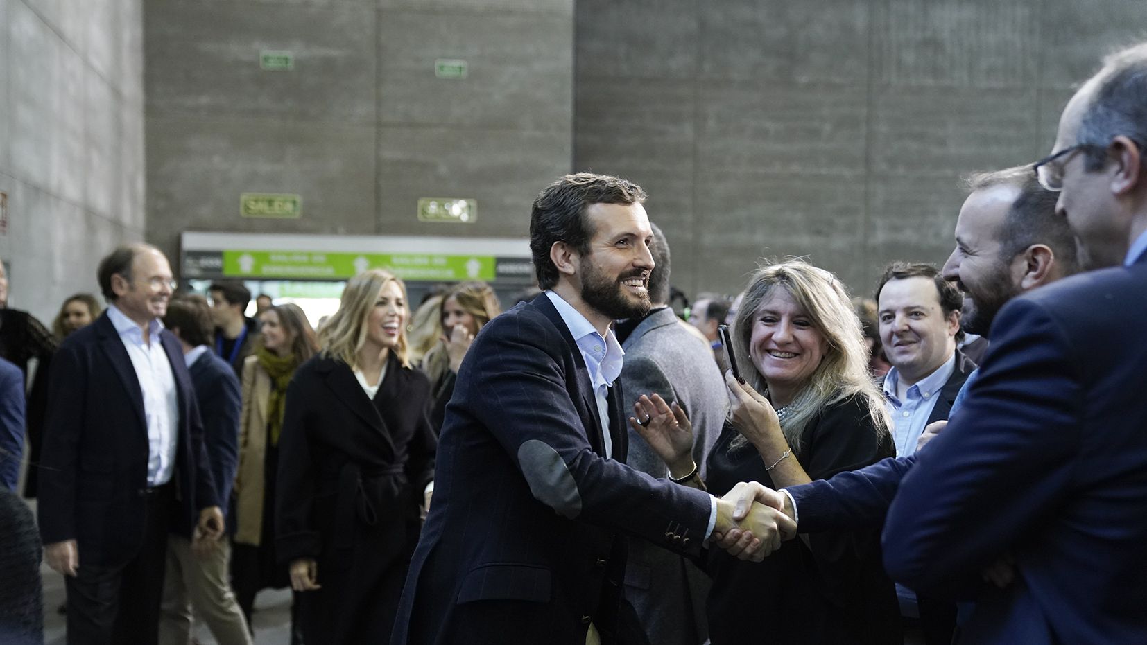 Pablo Casado saluda a los asistentes a la comida de Navidad del PP de Madrid.