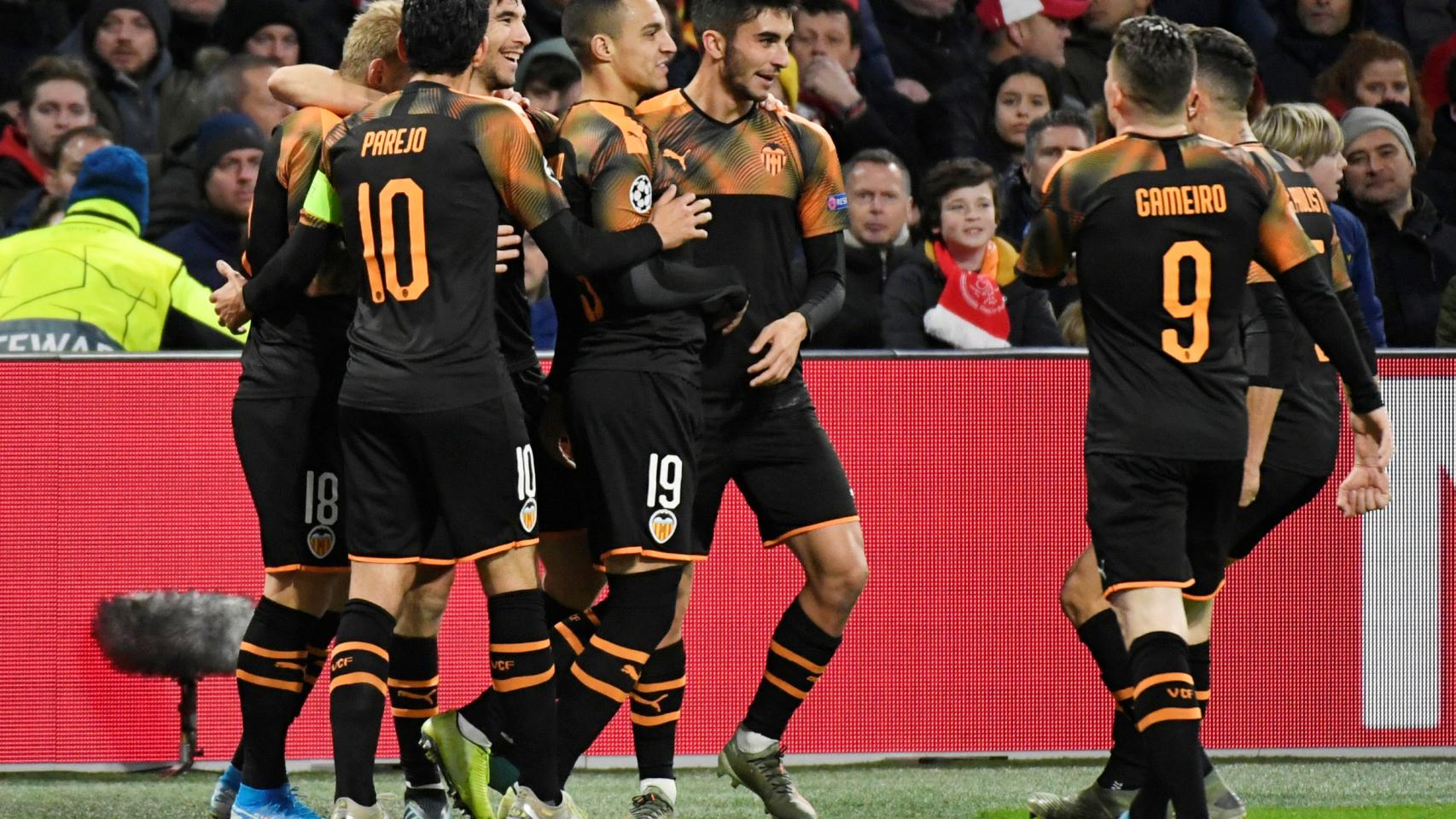 Los jugadores del Valencia celebran un gol