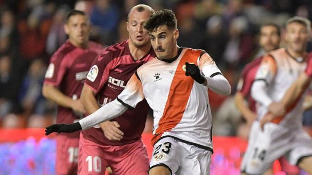 Zozulya pugna un balón con un jugador del Rayo Vallecano