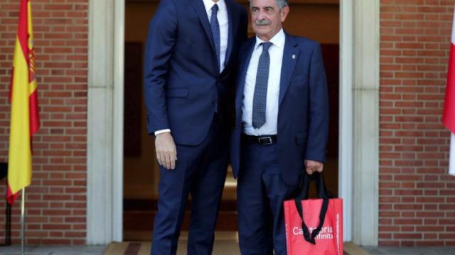 El presidente del Gobierno en funciones, Pedro Sánchez, y el presidente de Cantabria, Miguel Ángel Revilla, en una imagen de archivo.