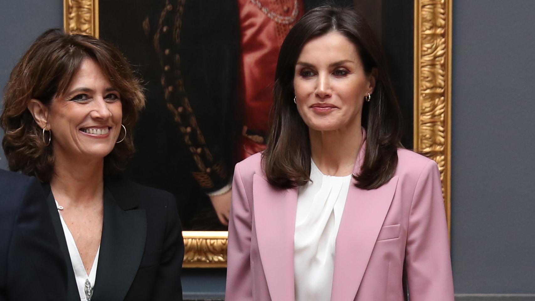 Letizia ha lucido un traje de chaqueta y pantalón en color rosa.
