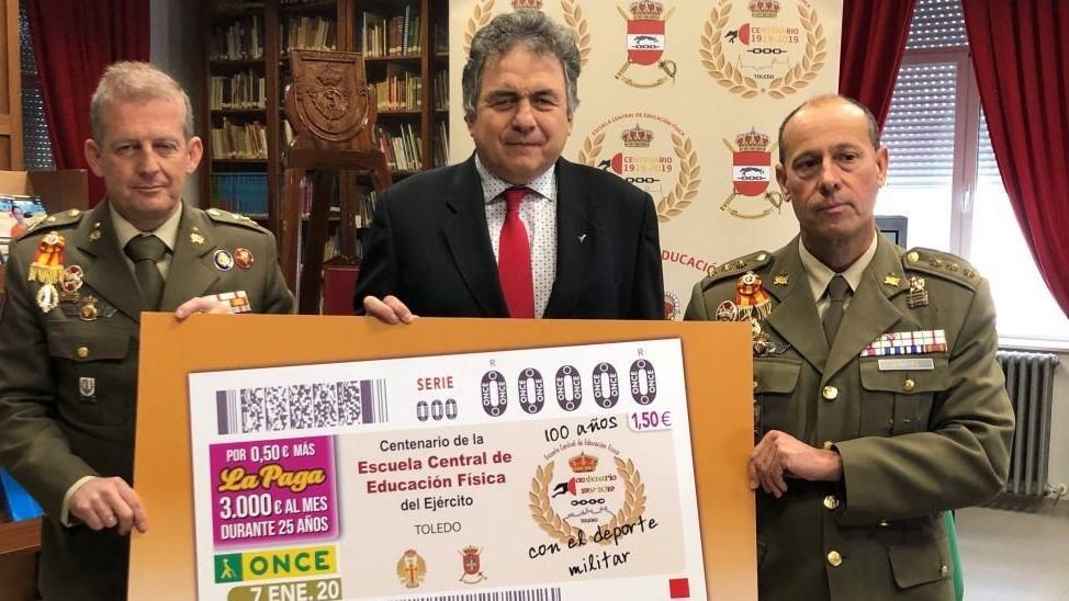 El Delegado Territorial de la ONCE en CLM, Carlos Javier Hernández, junto a Eduardo Diz Monje, general director de la Escuela de Guerra, y Pedro Linares, Coronel Director de la ECEF