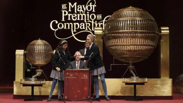 Los niños y niñas de San Ildefonso en el sorteo de la Lotería de Navidad.