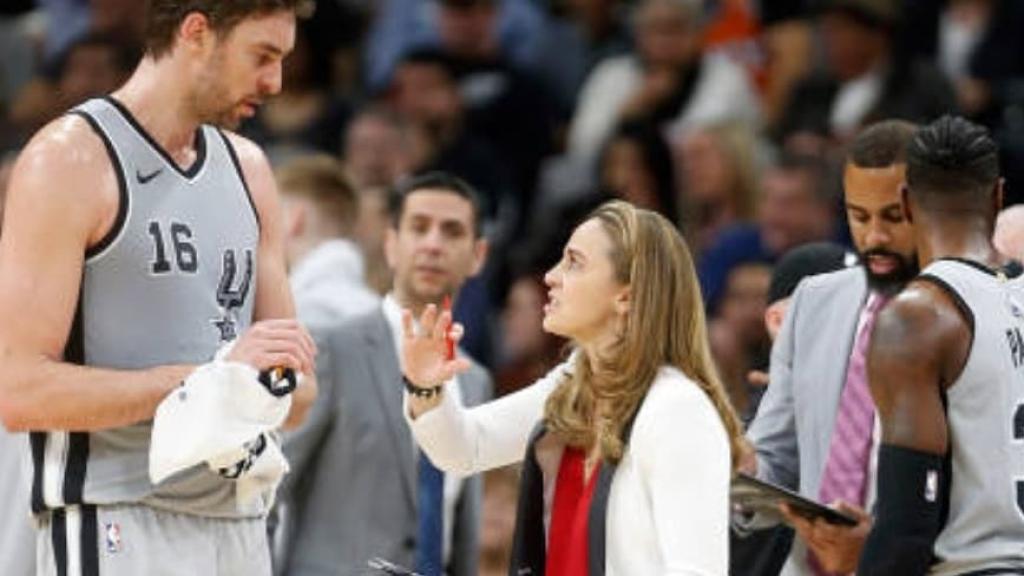 Becky Hammon y Pau Gasol, en un partido de los San Antonio Spurs