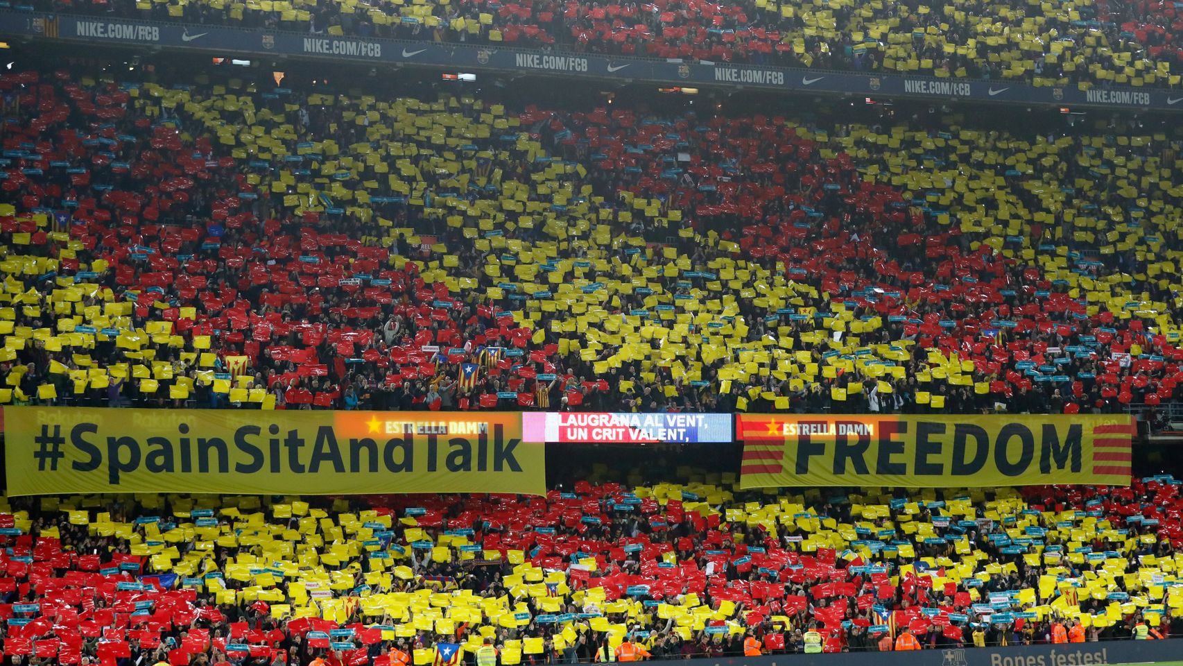 Parcarta independentista en el Camp Nou