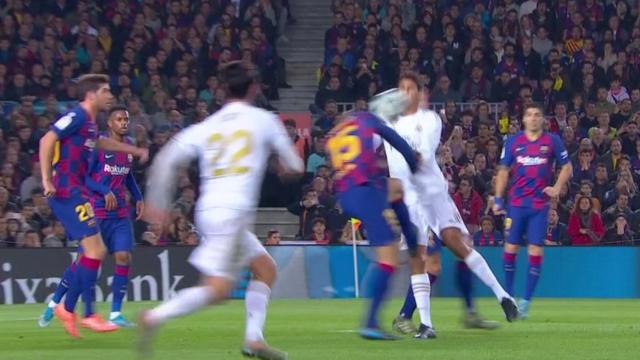 Clément Lenglet golpea a Varane dentro del área