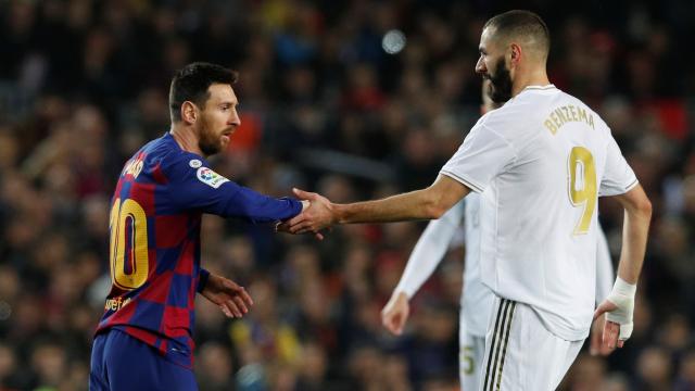 Leo Messi y Karim Benzema, durante El Clásico