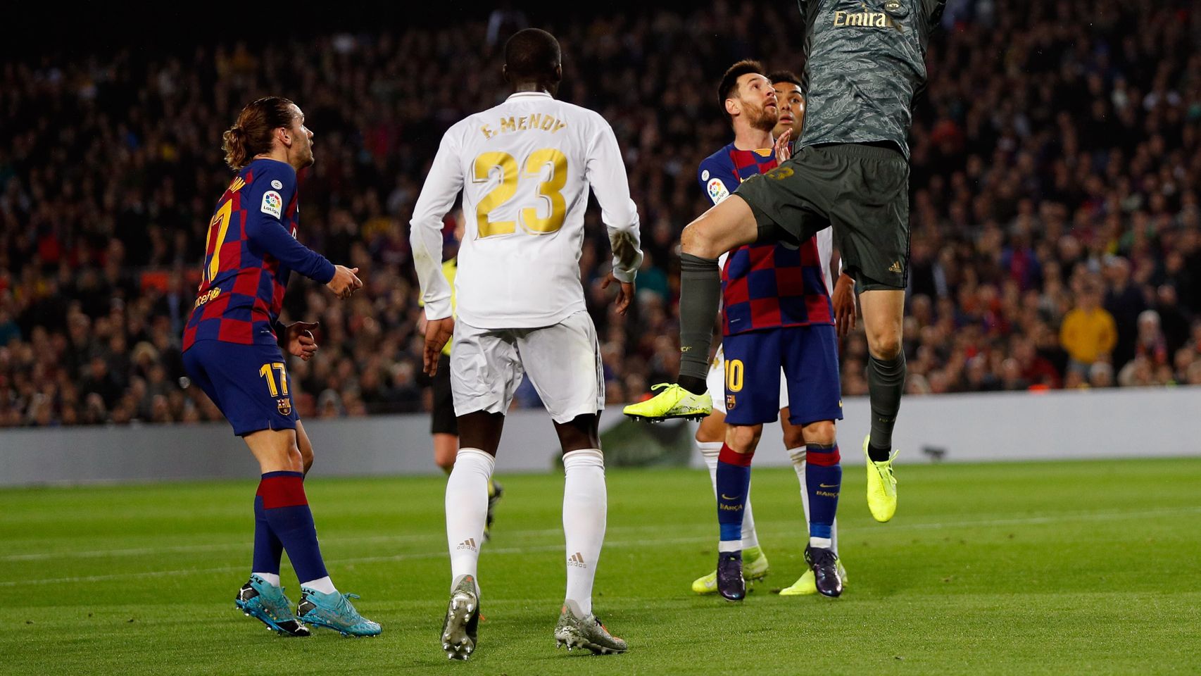 Courtois para un balón delante de Leo Messi