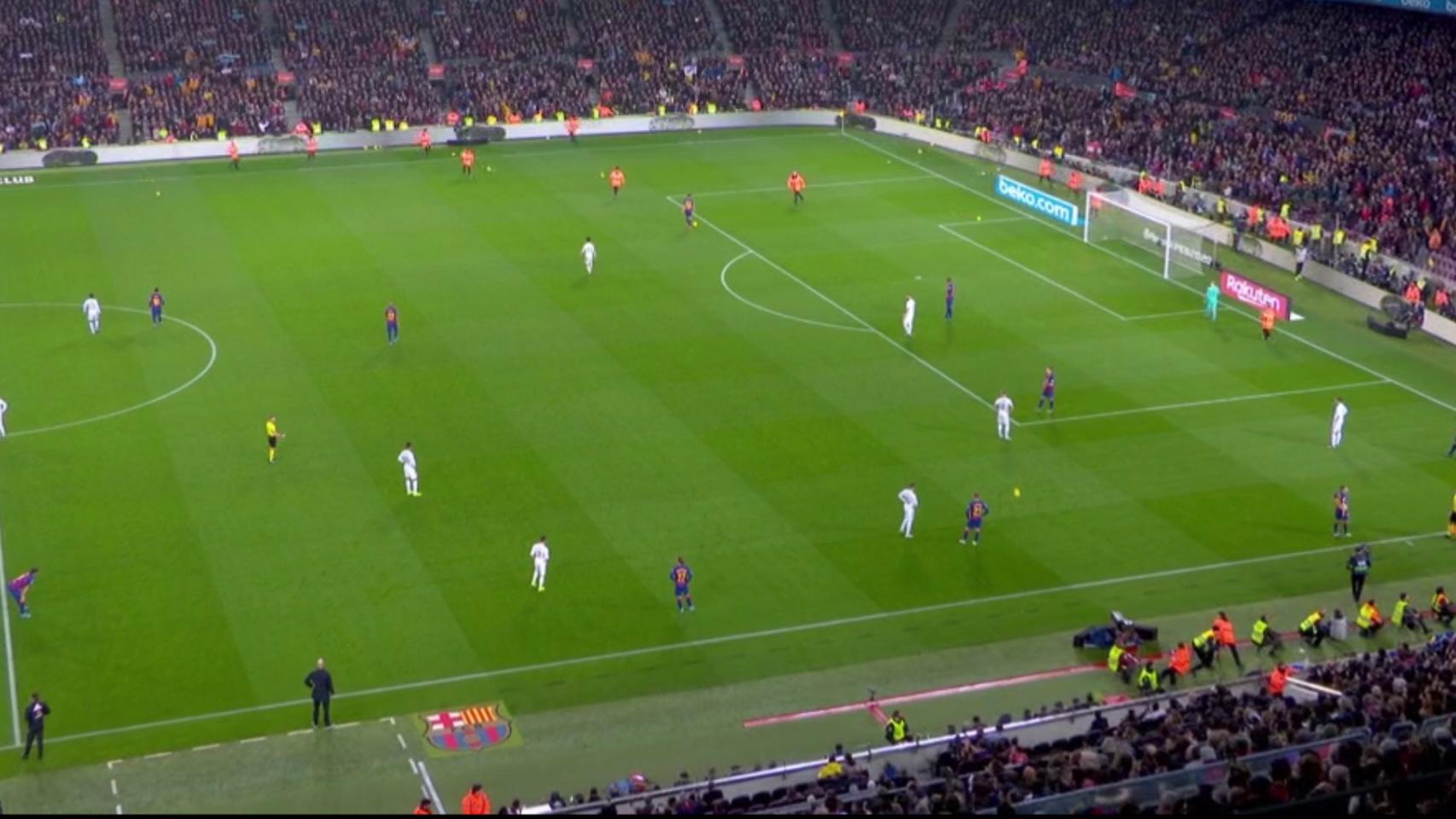 Lanzamiento de pelotas amarillas durante El Clásico