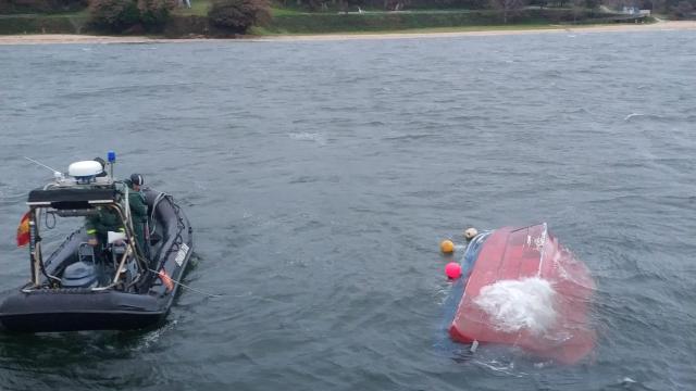 Así fue el rescate de una embarcación volcada en la Ría de Ferrol