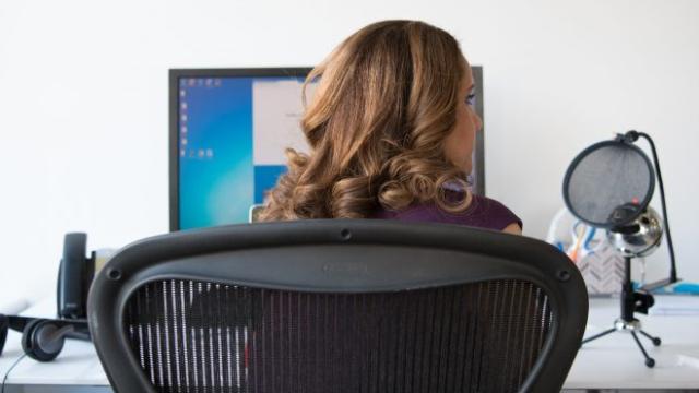 Una mujer trababa en la oficina, en una imagen de archivo.