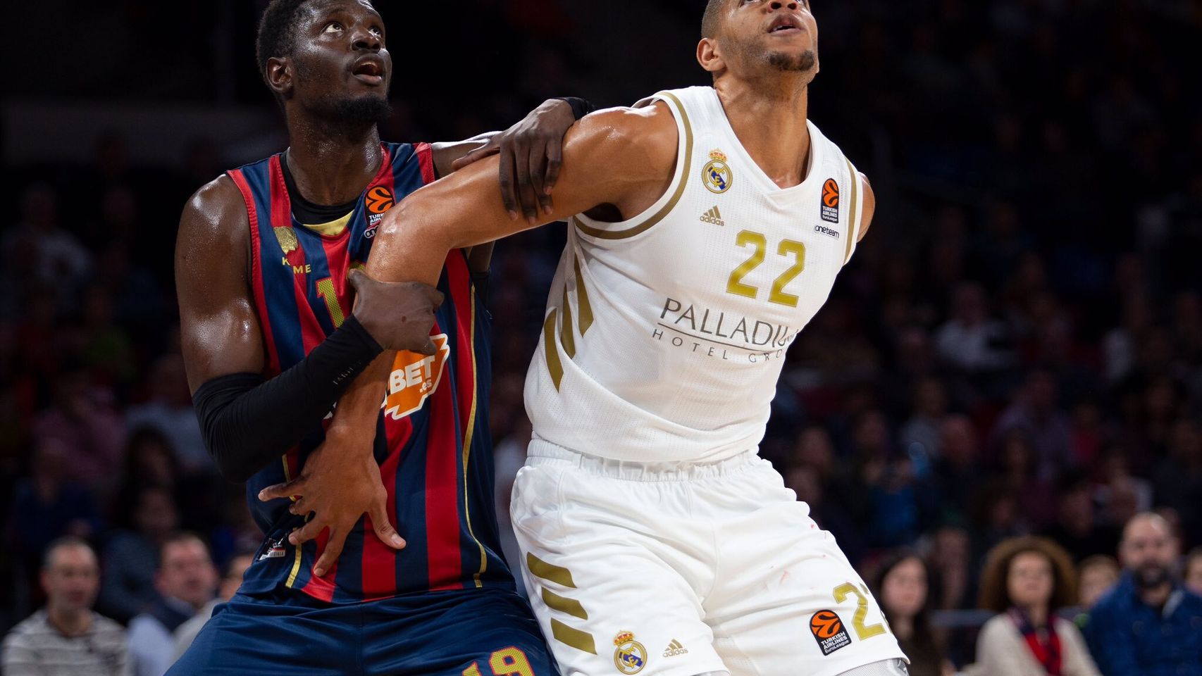 Tavares y Fall pugnan por un rebote durante el duelo de Euroliga entre Real Madrid y Baskonia