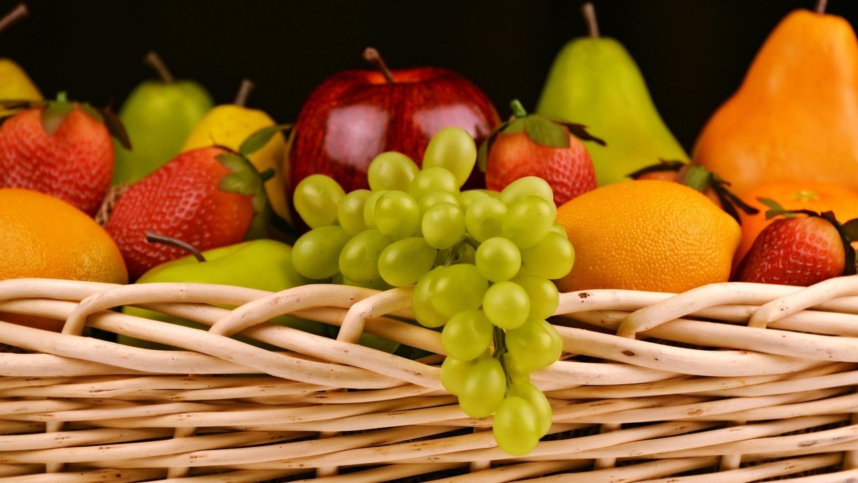 Un cesto lleno de frutas.