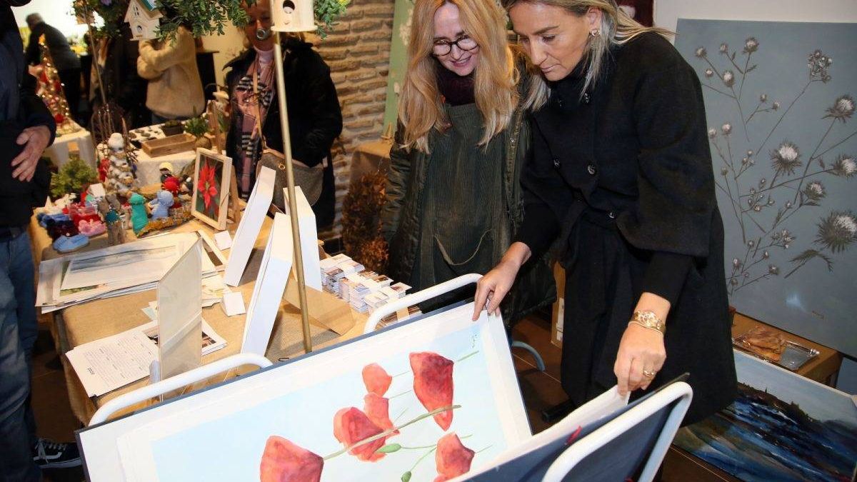 La alcaldesa de Toledo, Milagros Tolón, ha visitado este miércoles el Mercado navideño de San Lucas