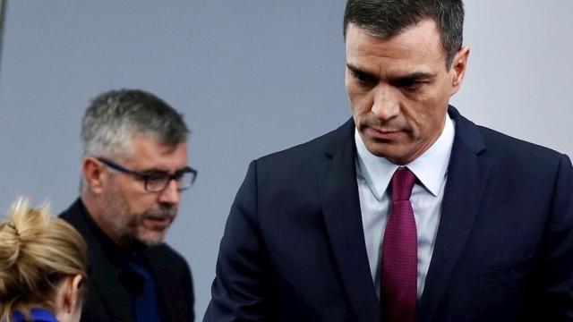 Pedro Sánchez al término de una rueda de prensa, con Miguel Ángel Oliver a sus espaldas.