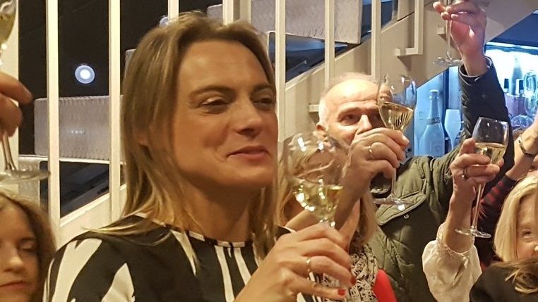 Raquel González brindando con afiliados y simpatizantes en Baracaldo.