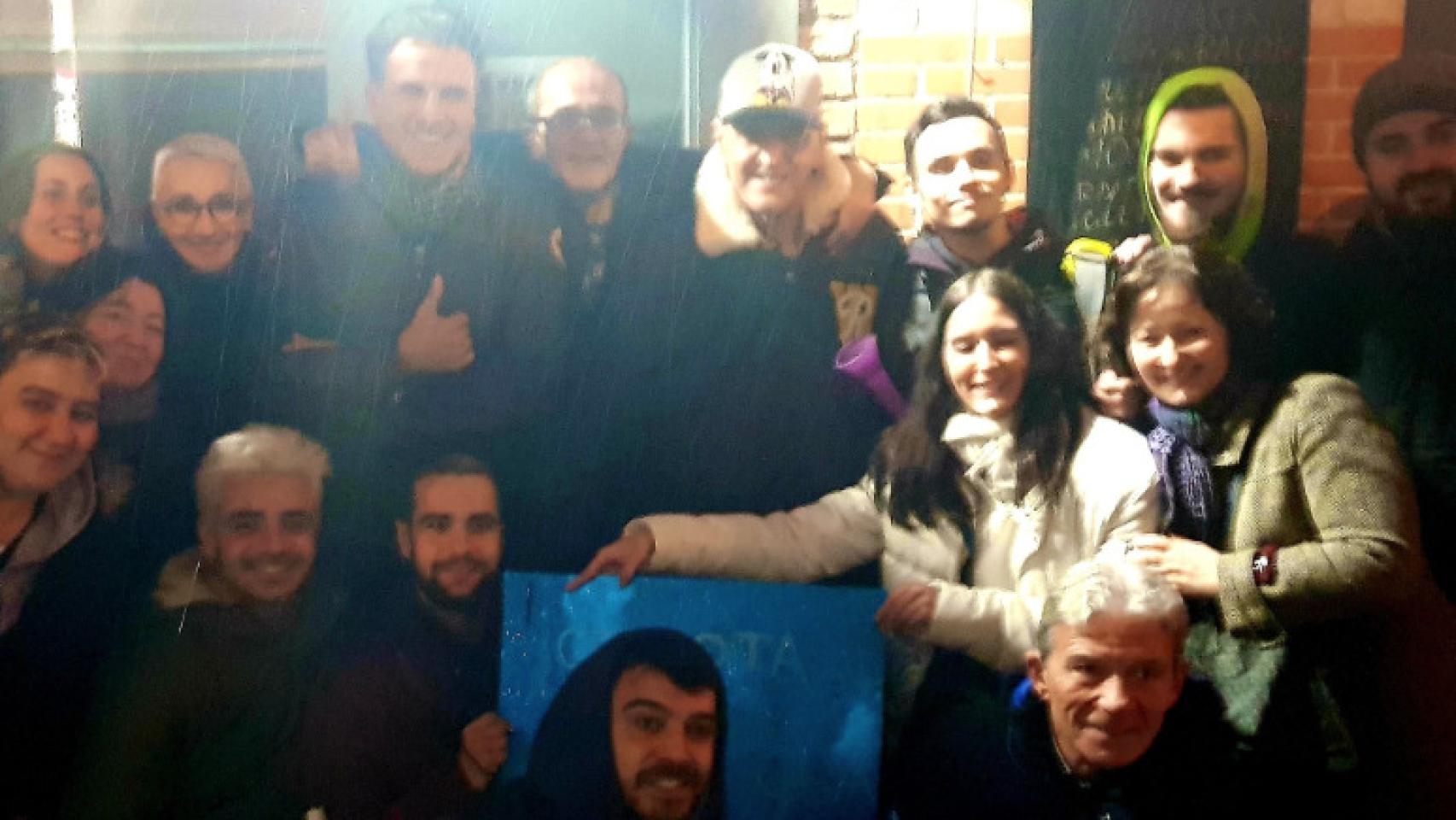 Manifestantes a las puertas de Mediaset.