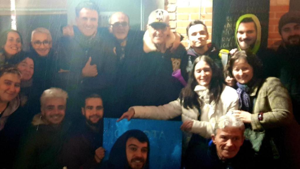 Manifestantes a las puertas de Mediaset.