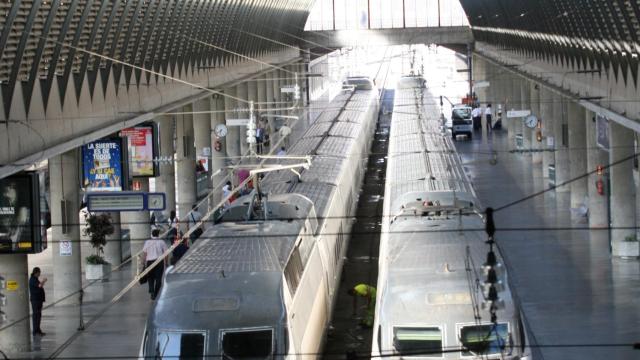 Trenes AVE en la estación de Sevilla-Santa Justa.