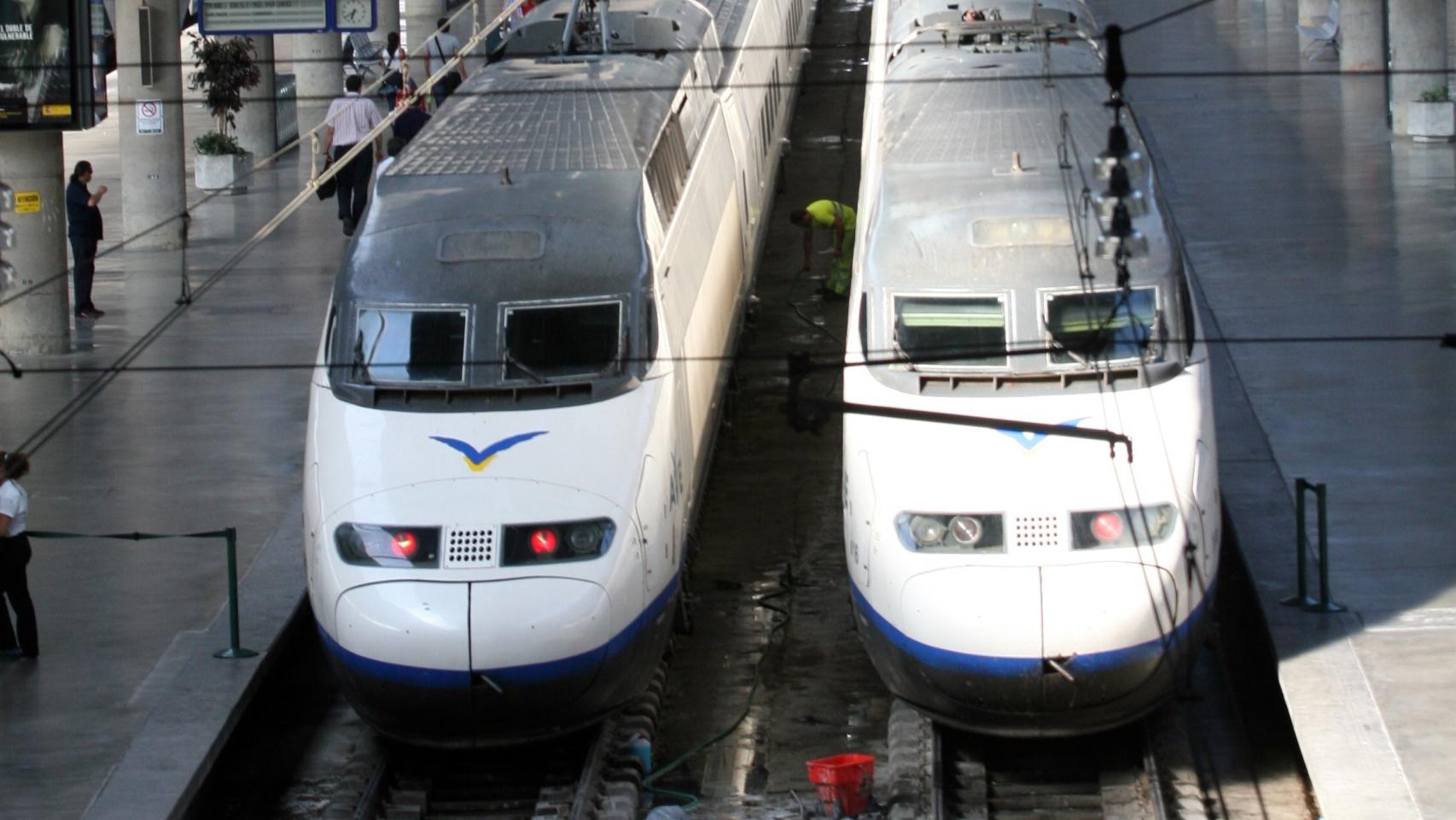 Trenes AVE en la estación de Sevilla-Santa Justa.