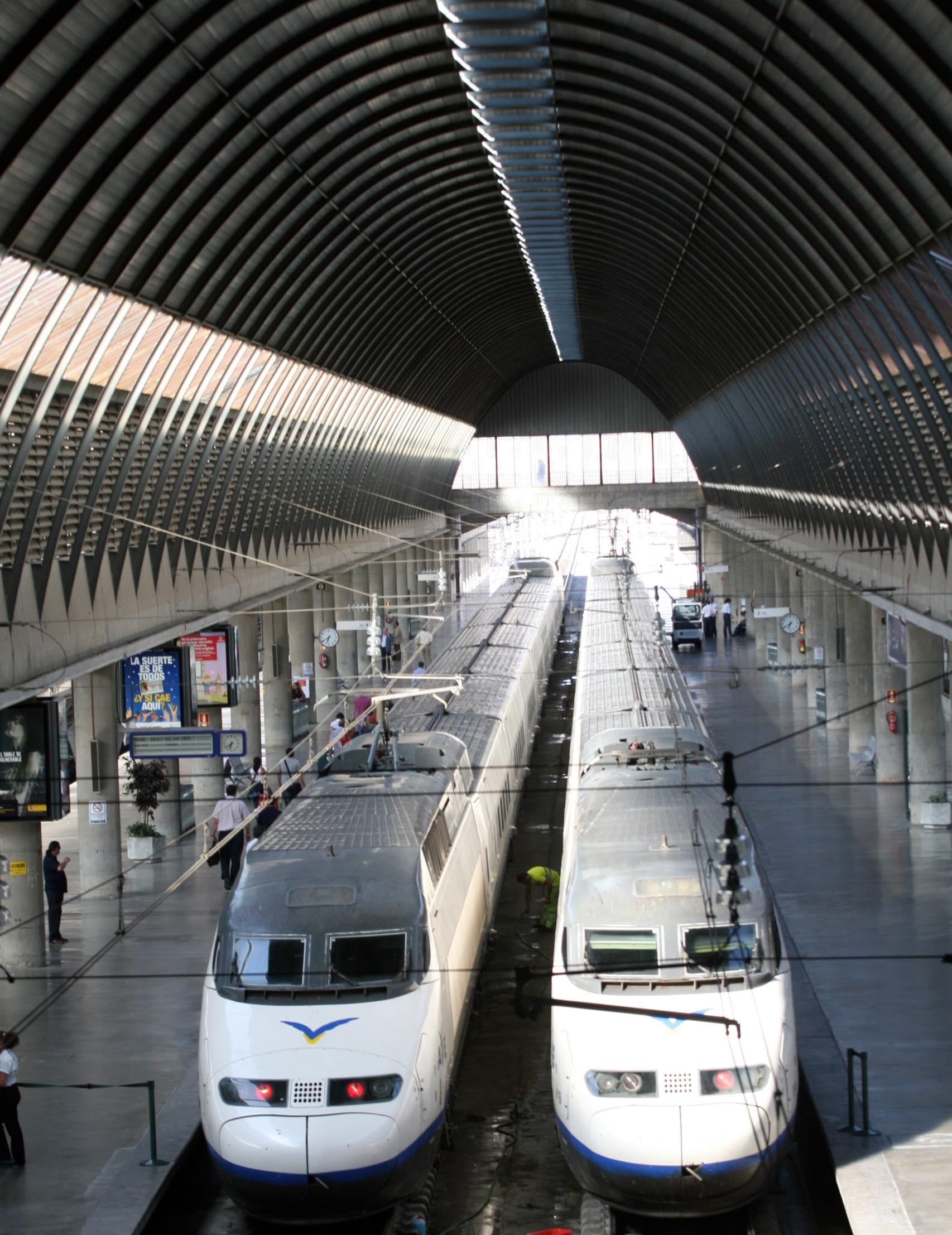 Trenes AVE en la estación de Sevilla-Santa Justa.