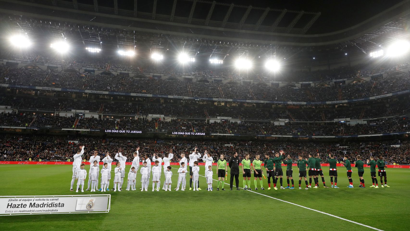 Los jugadores del Real Madrid y el Athletic, antes del partido