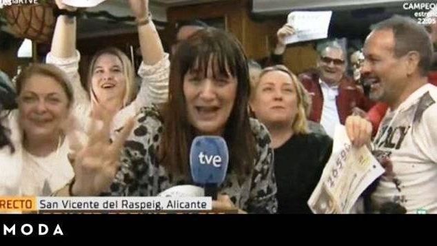 Natalia Escudero no puede reprimir su alegría al saber que le ha tocado la Lotería de Navidad