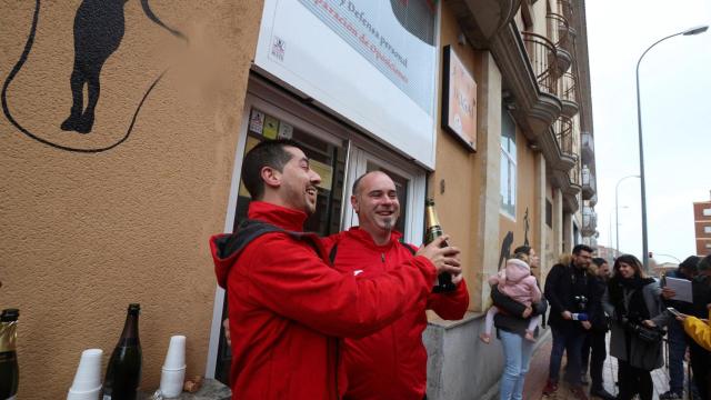 Varios agraciados celebran el Gordo en la escuela de judo Seiza en Salamanca.