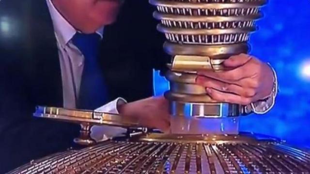 El extraño gesto que ha despertado la polémica en la Lotería.