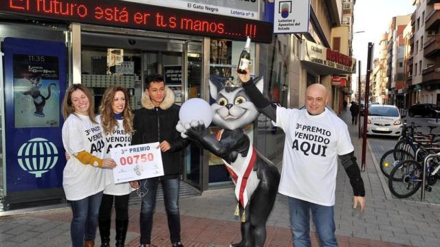 Un grupo de personas celebra el tercer premio en Villarrobledo (Albacete).