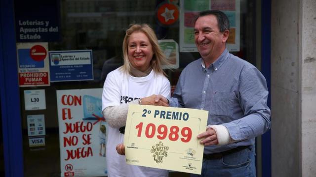 La administración número 31 de Madrid ha repartido 102 series del segundo premio.