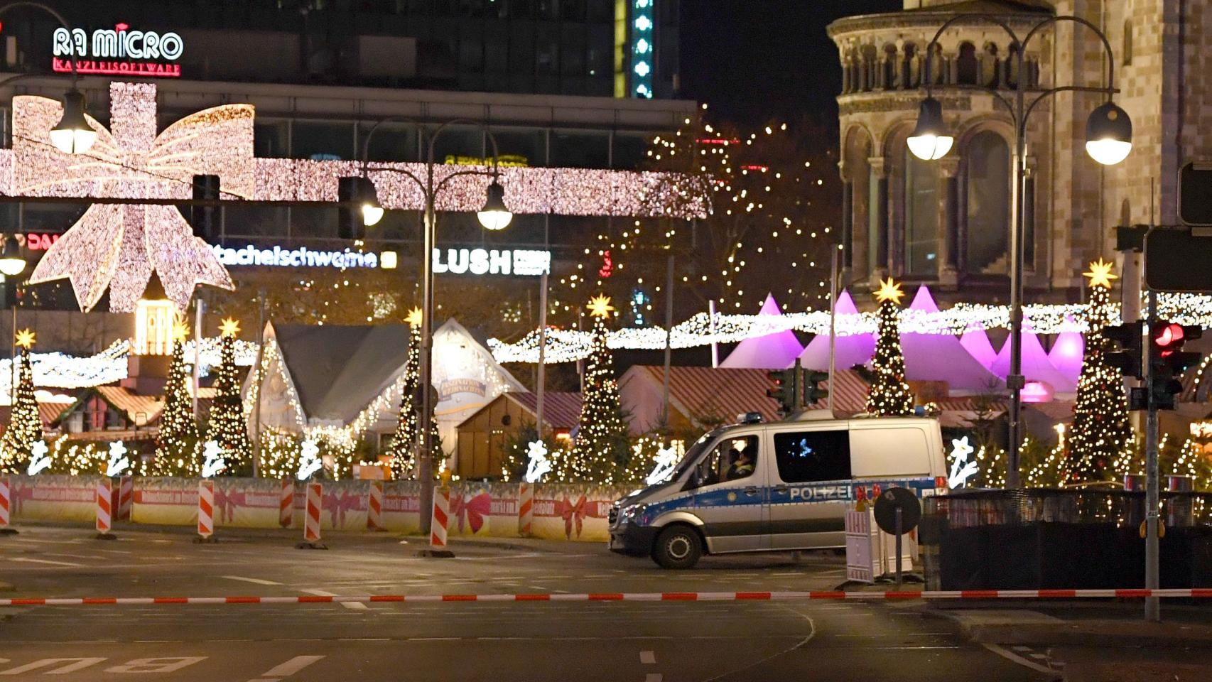 El mercado navideño de Breitscheidplatz, tras ser evacuado por la policía, en Berlín.
