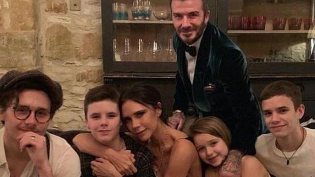 Brooklyn, Romer, harper y Cruz con Victoria y David Beckham.