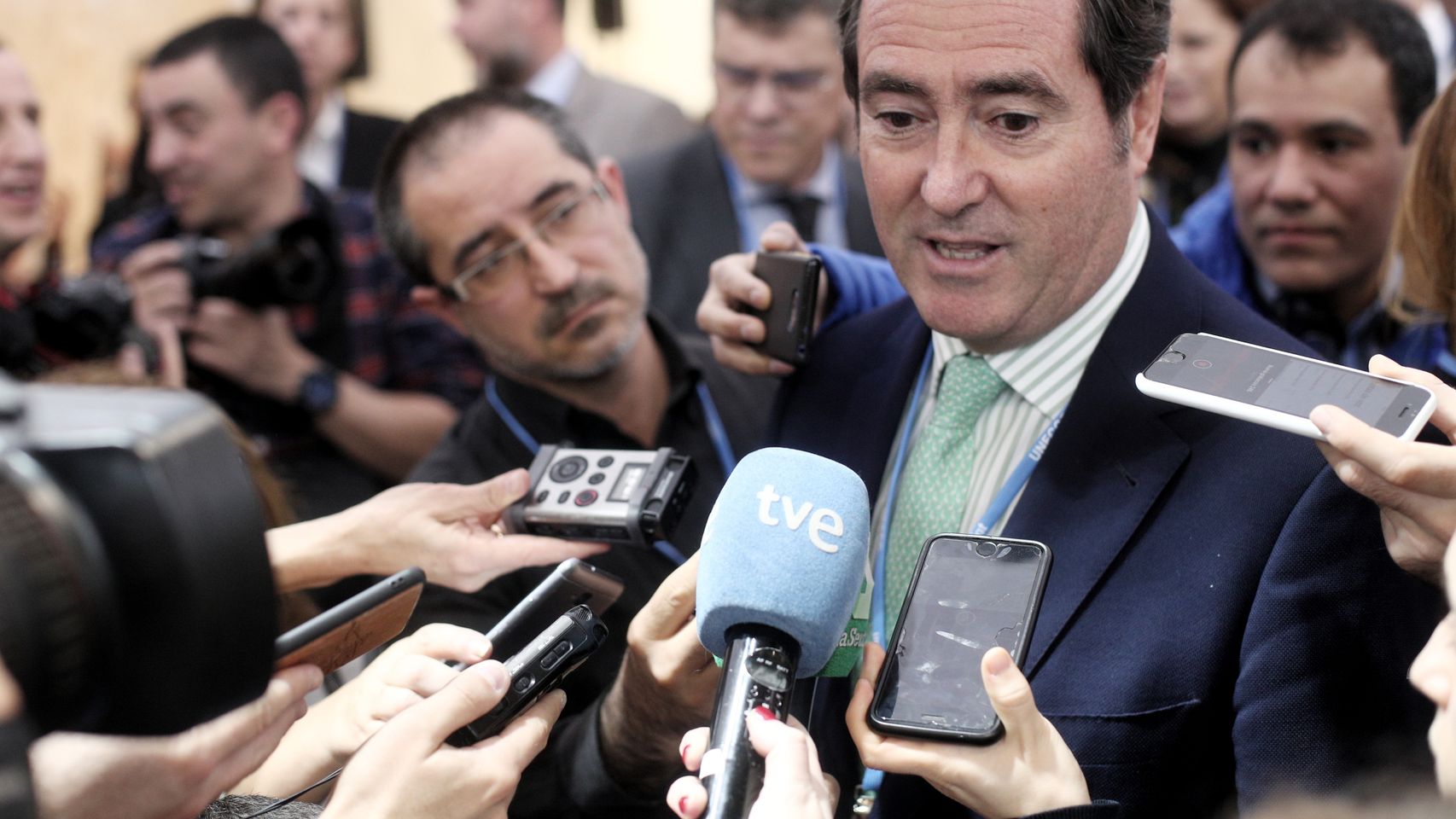 Un SMI a 1.000 euros obligaría a las empresas a subir 11 millones de salarios en convenios