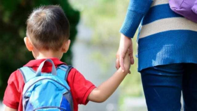 Un niño y su madre