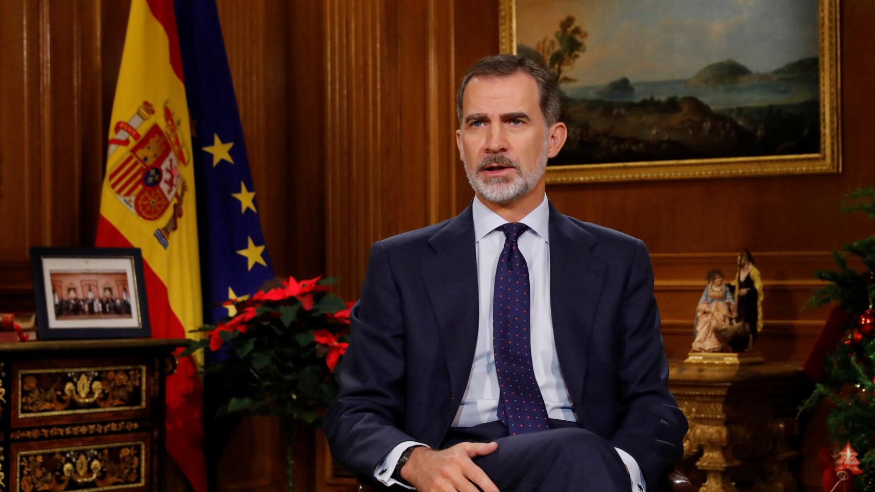 Felipe VI, durante su discurso de Nochebuena, con la imagen de los 41 condecorados con la Orden del Mérito Civil el 19 de junio.