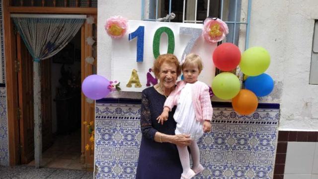 Con uno de sus nietos, este mismo año, recién cumplidos los 107.