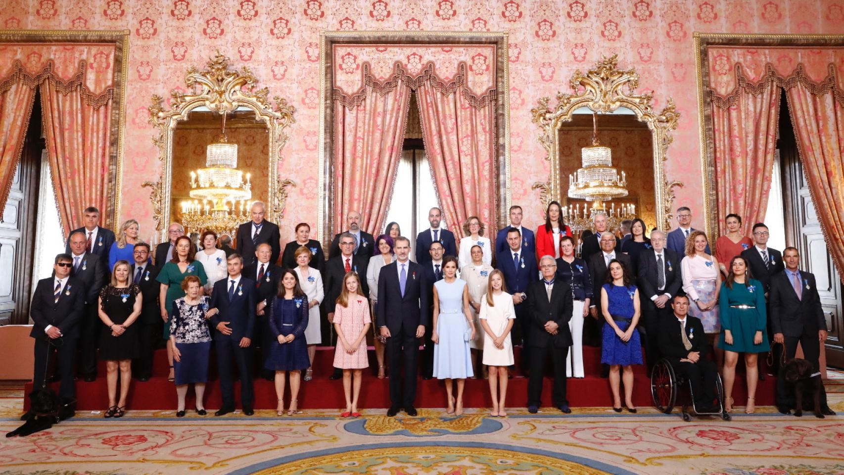 Fotografía grupal del monarca con todos los galardonados.