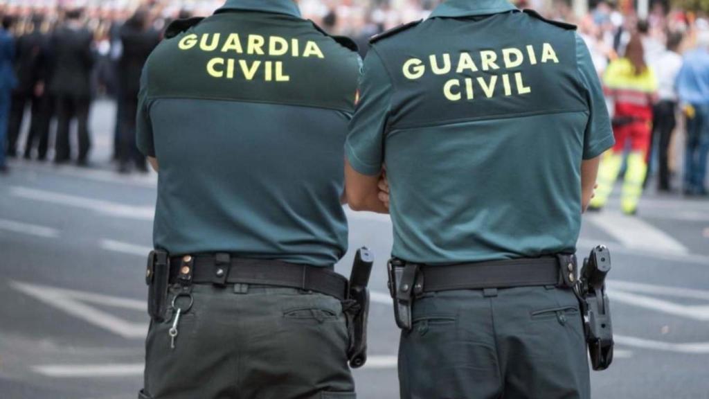 Dos agentes de la Guardia Civil de espaldas.
