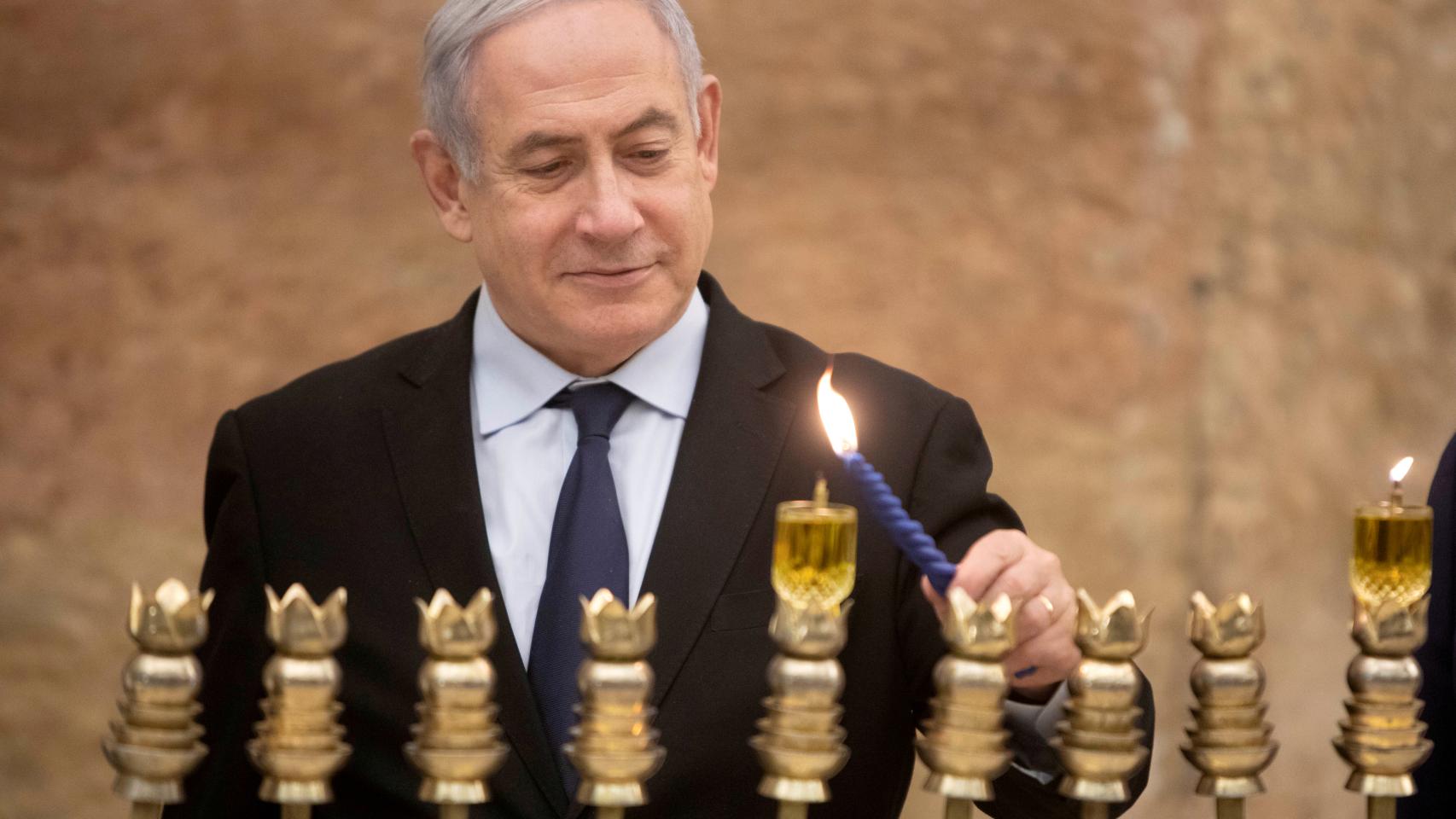 Benjamin Netanyahu, primer ministro de Israel, enciende la primera vela de Hanukkah.