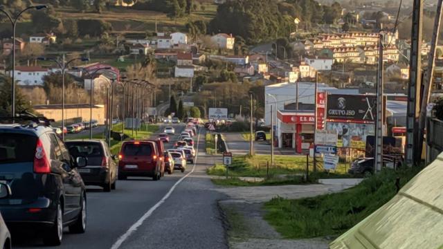 Caos en la N-550 por los descuentos del superjueves de A Coruña Style Outlets