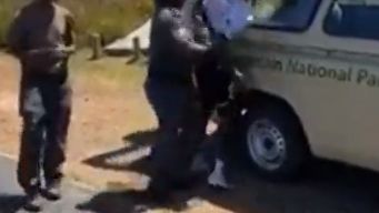 Unos guardias detienen al ciclista Nicolas Dlamini y le rompen el brazo