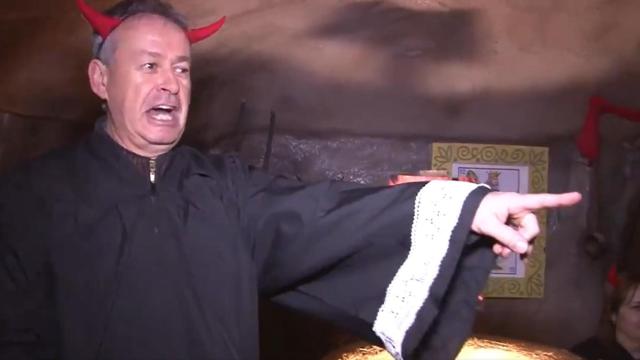 Uno de los cuatro figurantes que vestidos de diablos representan a los jueces del Supremo