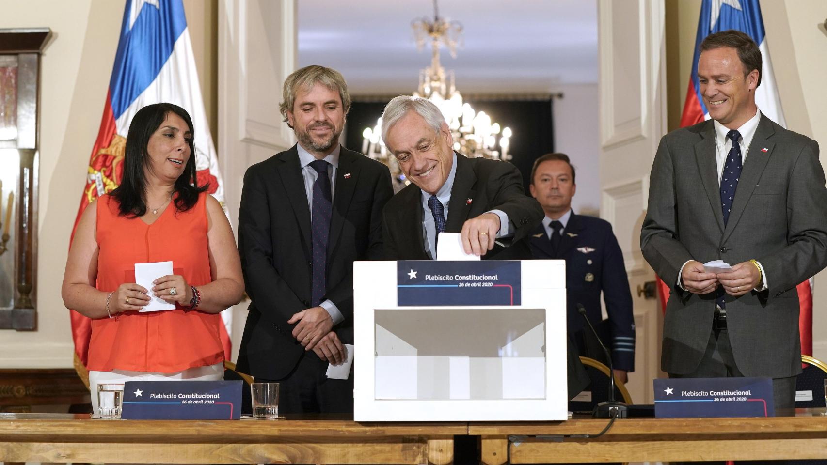 Sebastián Piñera durante la presentación de la convocatoria del plebiscito constitucional.